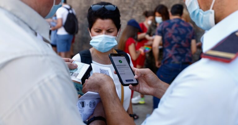 2021-08-06T082510Z_1284405839_RC2JZO92UDJS_RTRMADP_3_HEALTH-CORONAVIRUS-ITALY-GREEN-PASS-1