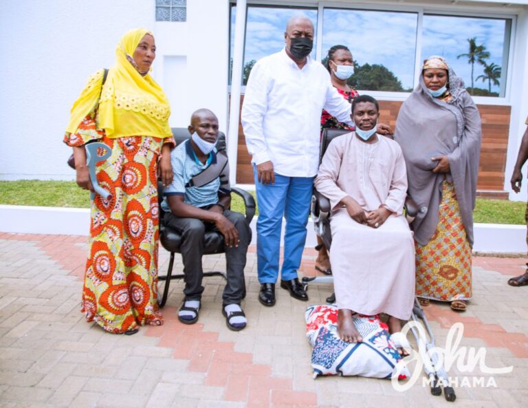 Mahama-meets-Victims-of-Ayawaso-West-Wuogon-gun-violence-7-1024x791