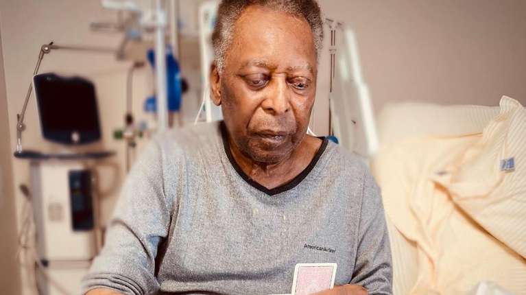 Pele-was-discharged-after-a-month-hospitalized-for-a-tumor