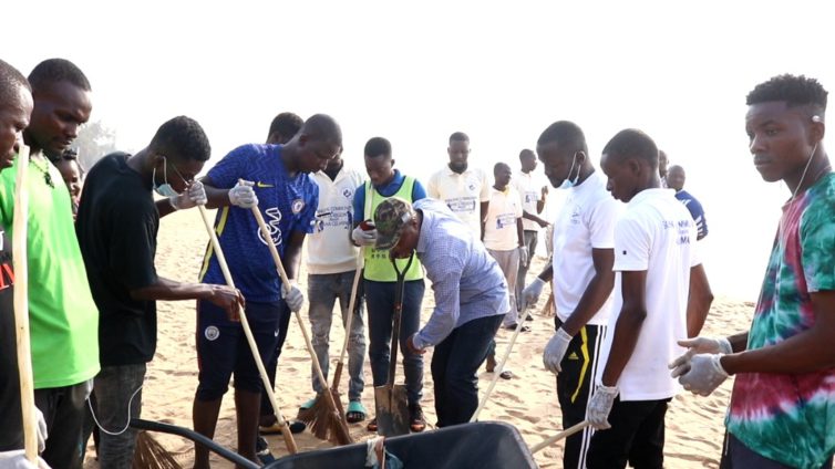 Ketu-South-residents-embark-on-post-Farmers-Day-clean-up-exercise-754x424