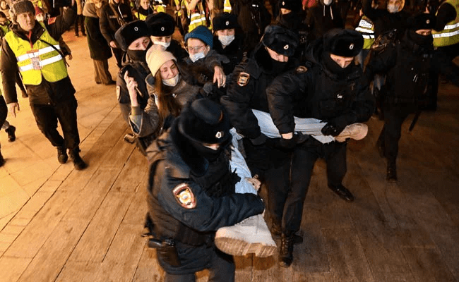 Russia-arrests-anti-war-protesters
