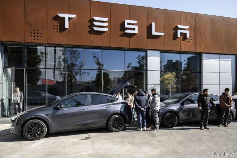 tesla_inc_china_shanghai_showroom_20210608171607_bloomberg_4