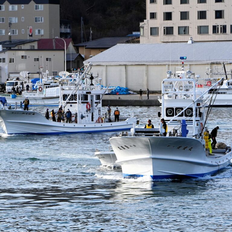 11_Rescue-Operation-Continues-As-Sightseeing-Boat-With-26-On-Board-Taking-On-Water