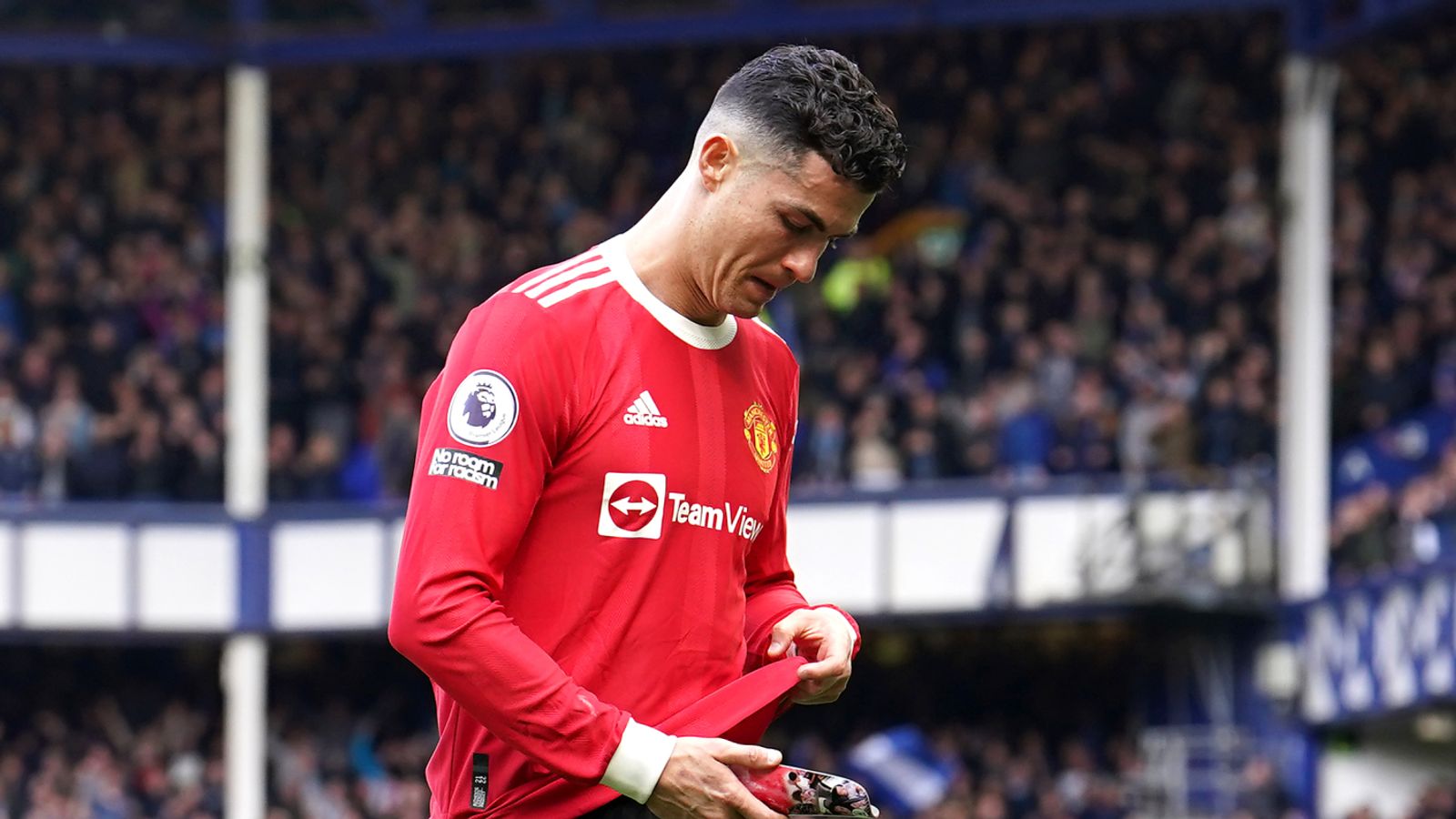 213399-manchester-uniteds-cristiano-ronaldo-apologises-for-outburst-following-phone-incident-after-defeat-at-everton