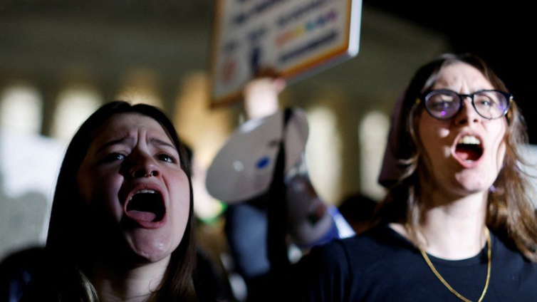 The-leak-sparked-protests-by-both-pro-and-anti-abortion-supporters-outside-the-Supreme-Court-on-Monday-night-754x424