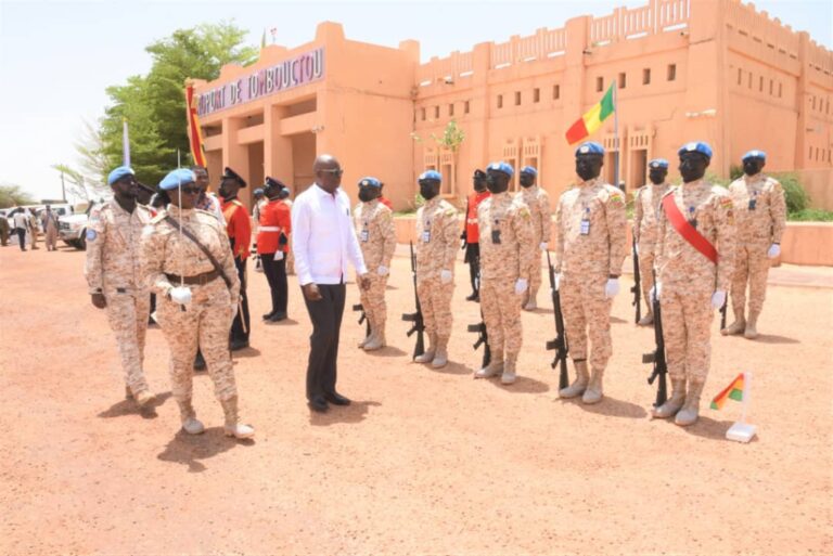 HE-Napoleon-Abdulai-inspecting-a-guard-in-his-honor-at-Timbuktu-Airport-1-1024x684