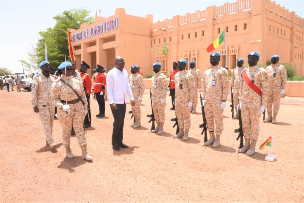 HE-Napoleon-Abdulai-inspecting-a-guard-in-his-honor-at-Timbuktu-Airport-1-1024x684